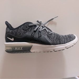 Nike Air Max Women’s Tennis Shoes Gray and Black Heather, Size 7.5